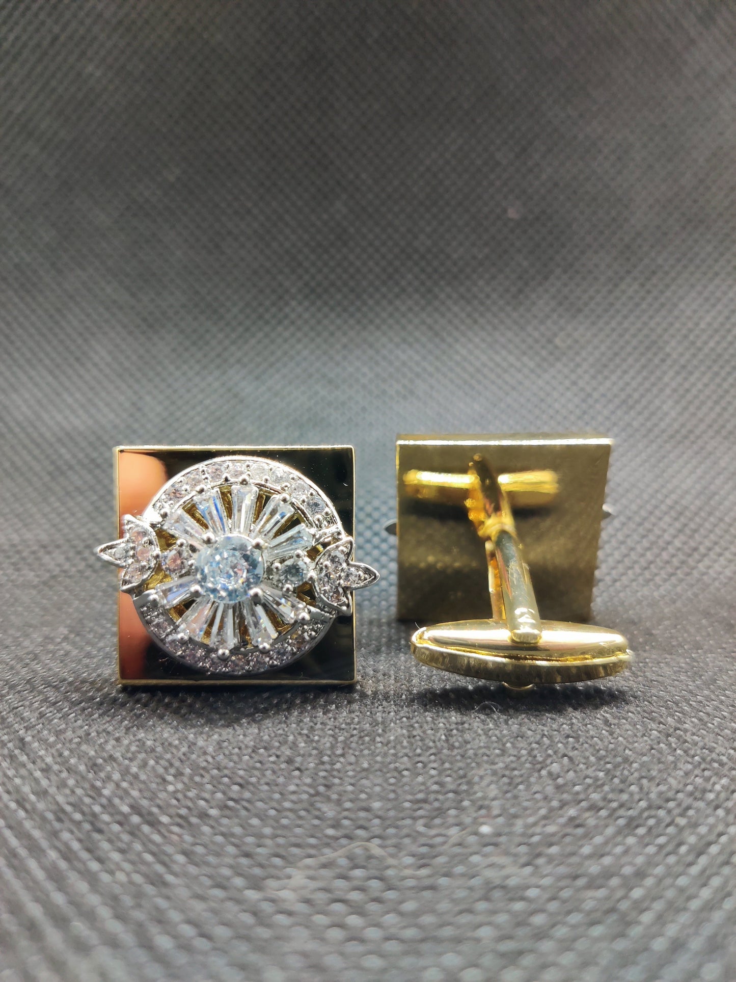 1 CARAT GOLD CUFFLINKS (009)