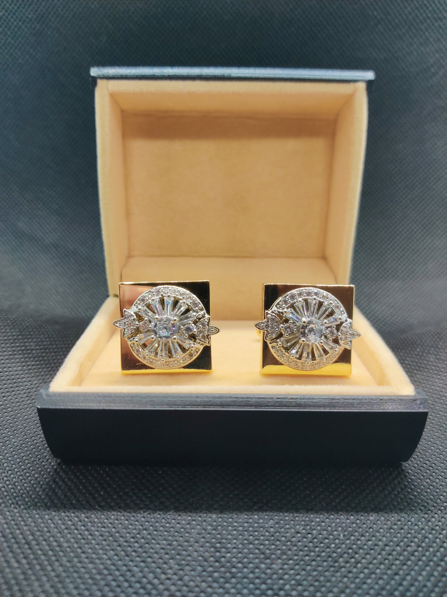 1 CARAT GOLD CUFFLINKS (009)