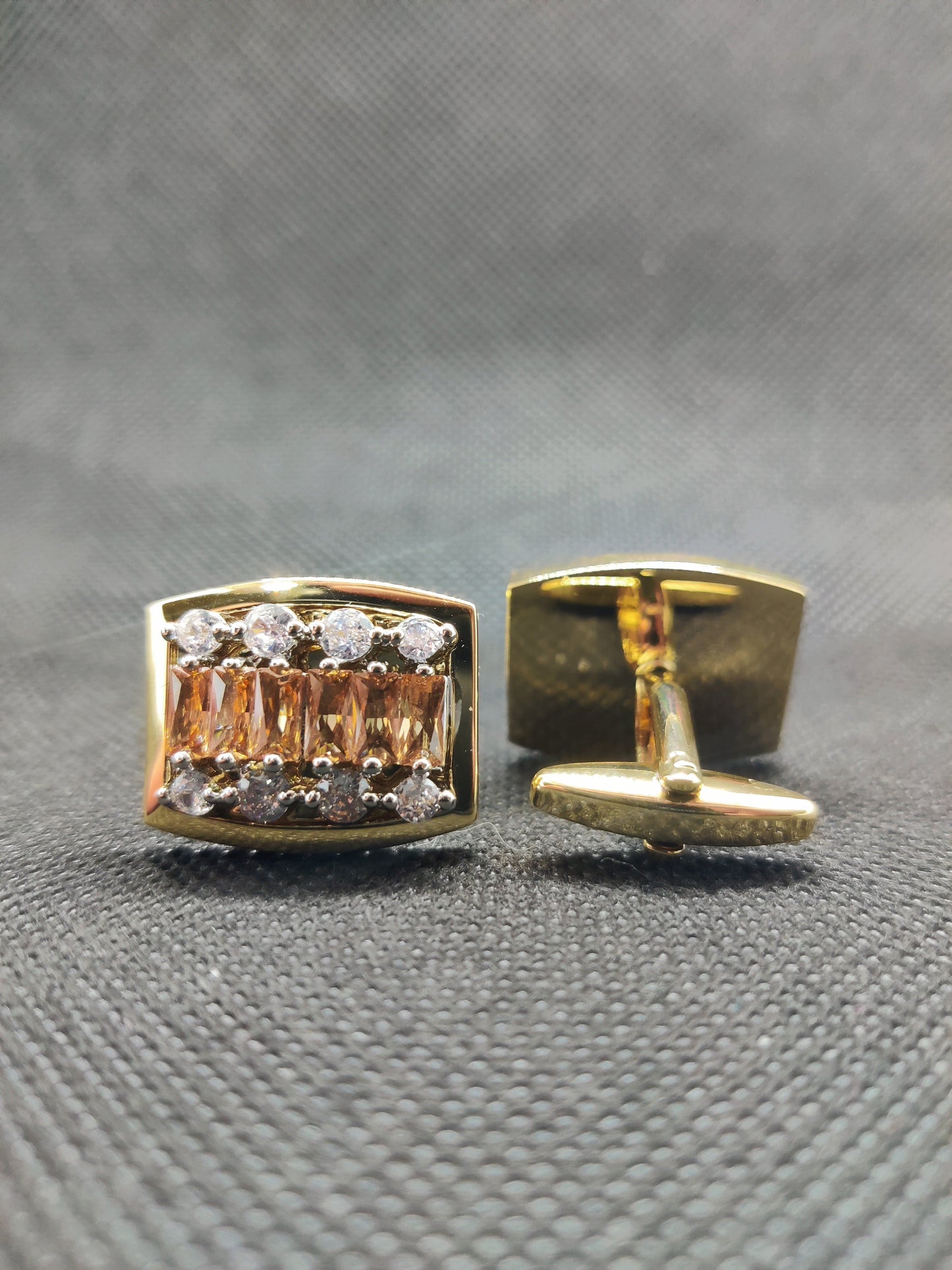 1 CARAT GOLD ROUND CUFFLINKS (008)