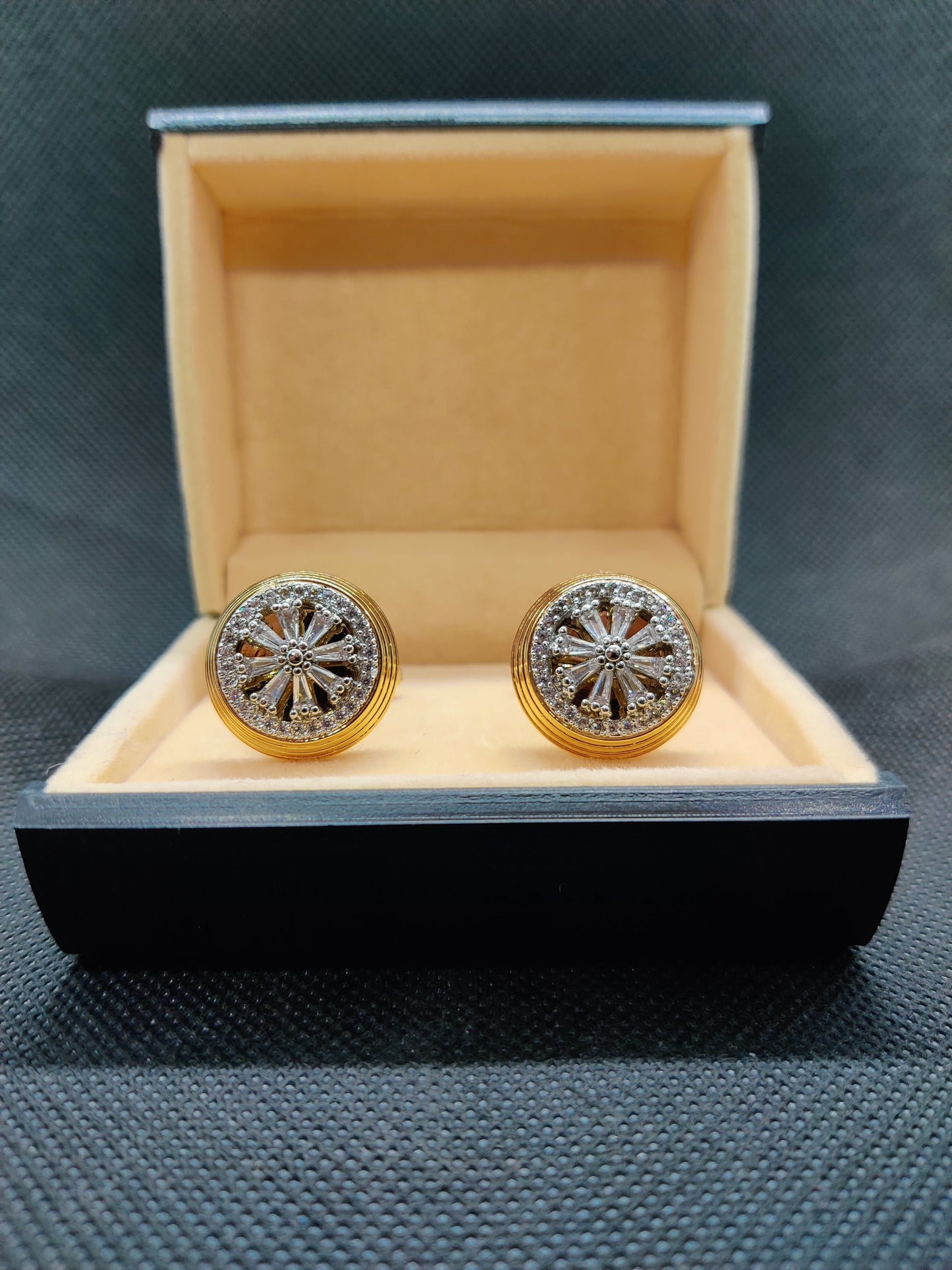 1 CARAT GOLD ROUND CUFFLINKS (005)