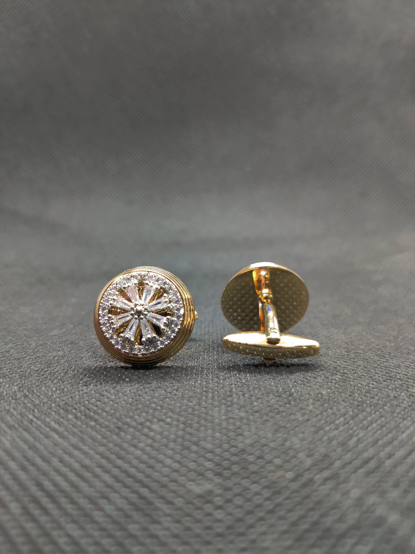 1 CARAT GOLD ROUND CUFFLINKS (005)