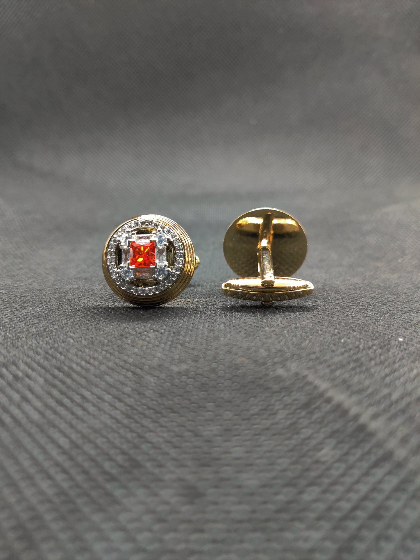 1 CARAT GOLD CUFFLINKS (004)