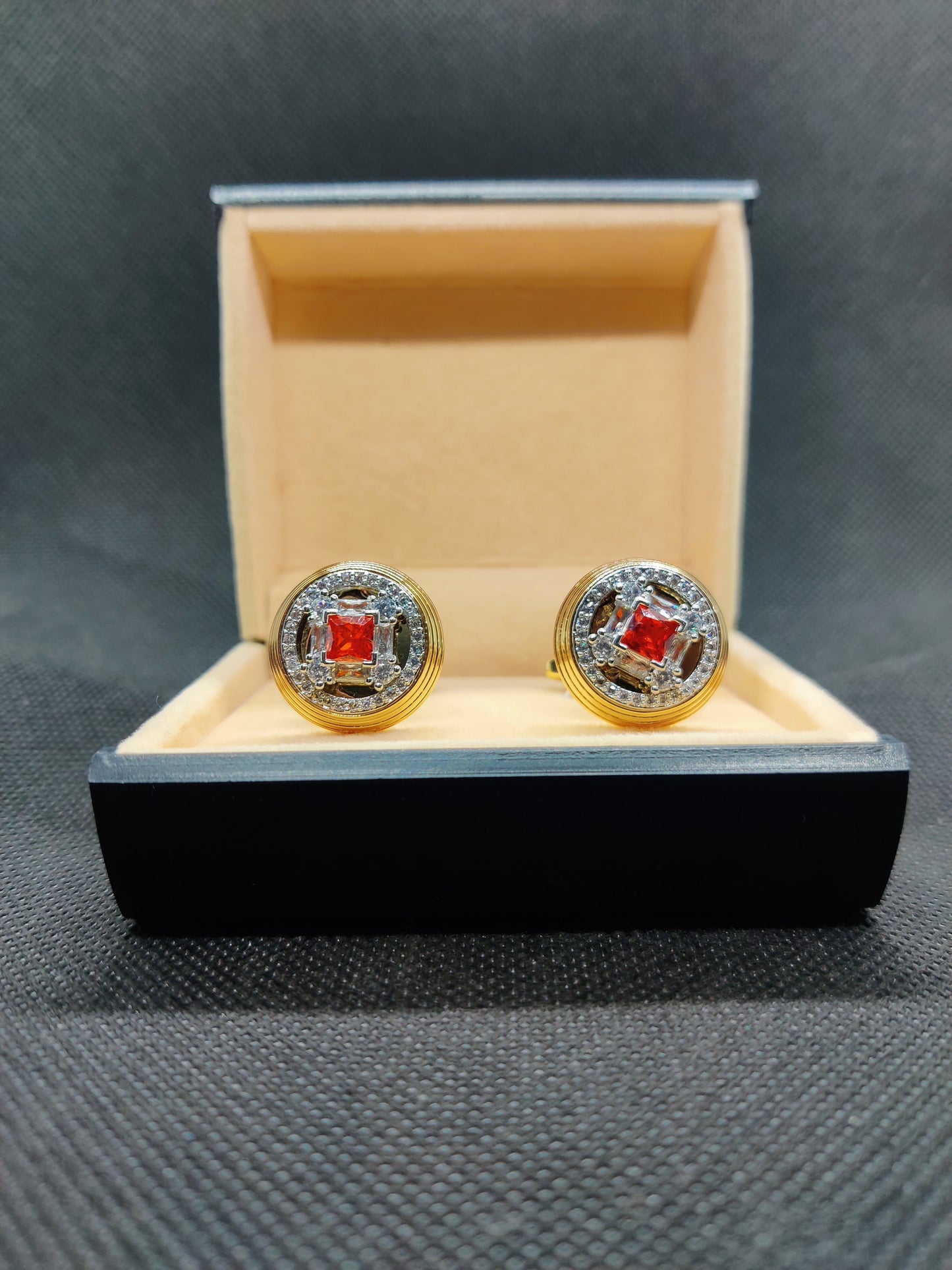 1 CARAT GOLD CUFFLINKS (004)