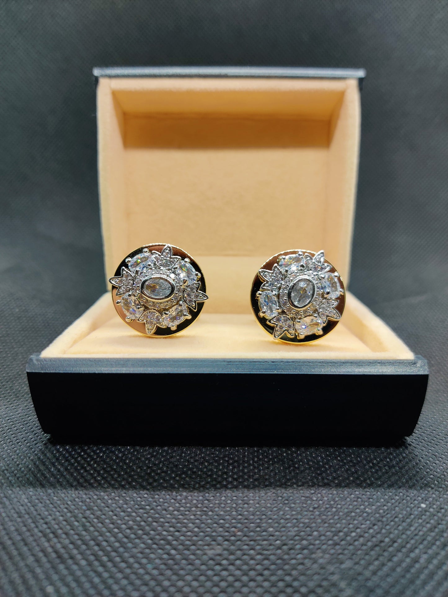 1 CARAT GOLD CUFFLINKS (003)
