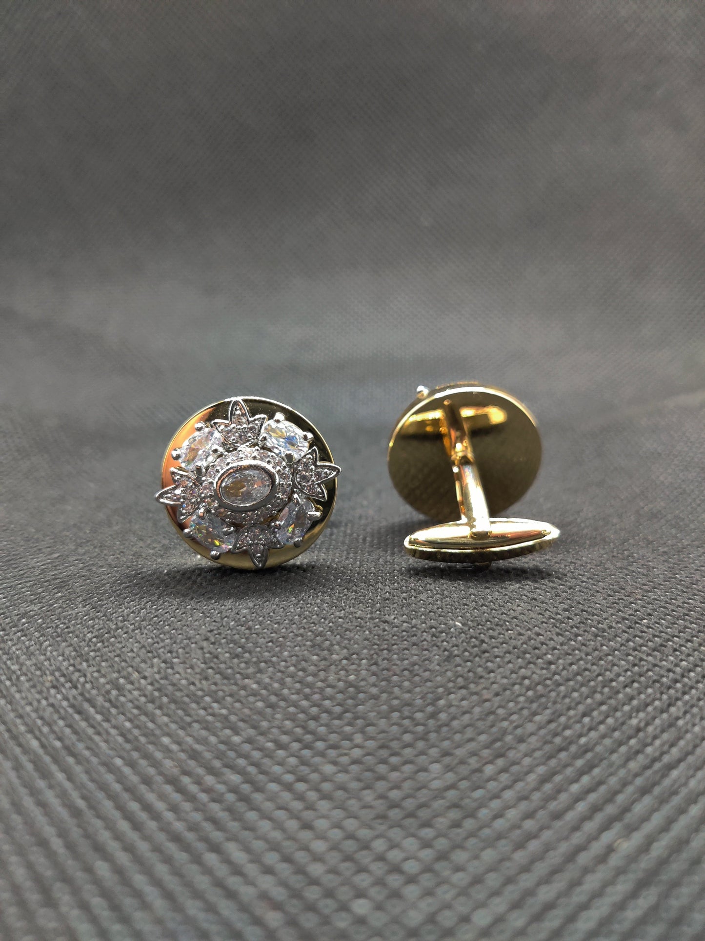 1 CARAT GOLD CUFFLINKS (003)