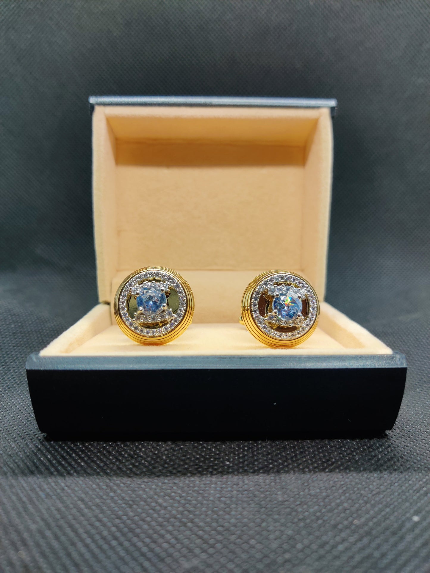 1 CARAT GOLD ROUND CUFFLINKS (001)