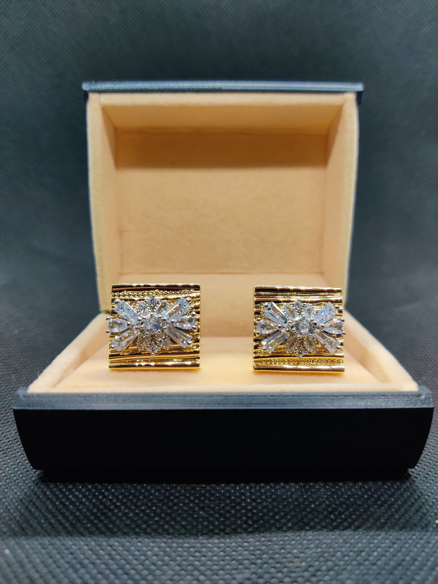 1 CARAT GOLD ROUND CUFFLINKS (007)